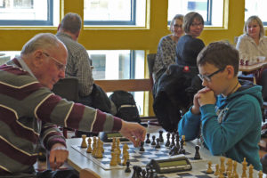 Alfred Schlya spielt Schach